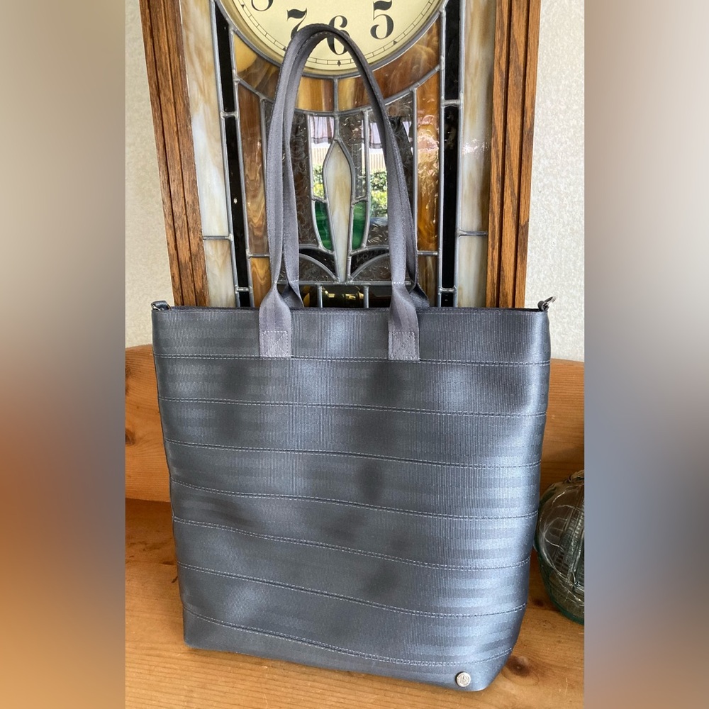 Gorgeous Harveys x Mercedes Large Streamline Tote in Storm.